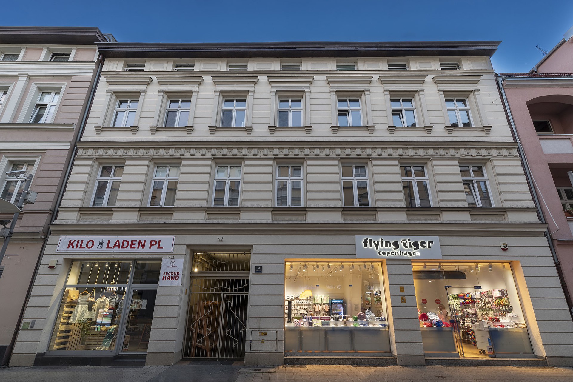 Fasada kamienicy Półwiejska 16 w centrum Poznania